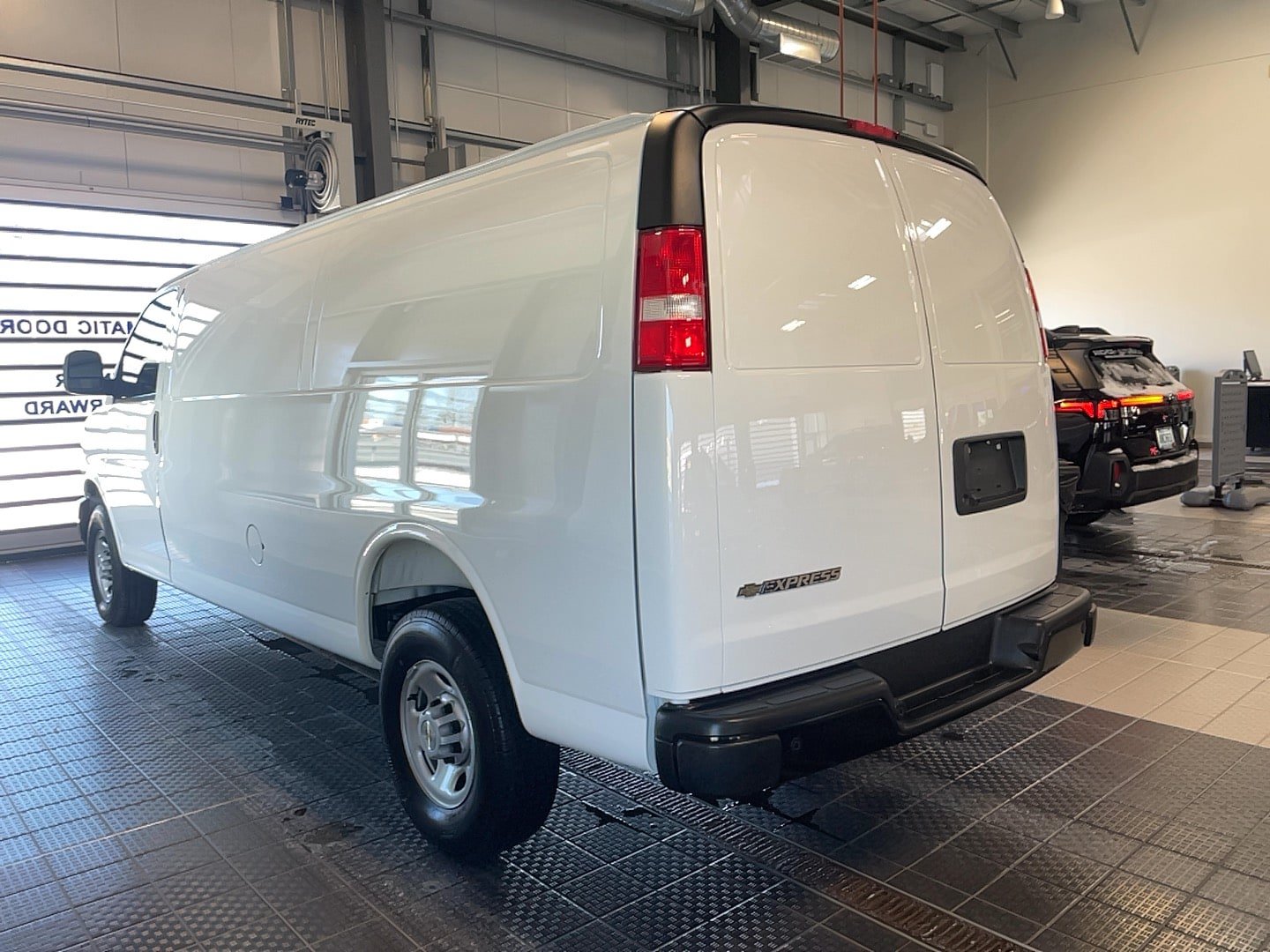 Used 2025 Chevrolet Express 3500 Extended w/ Driver Convenience Package RWD image 20