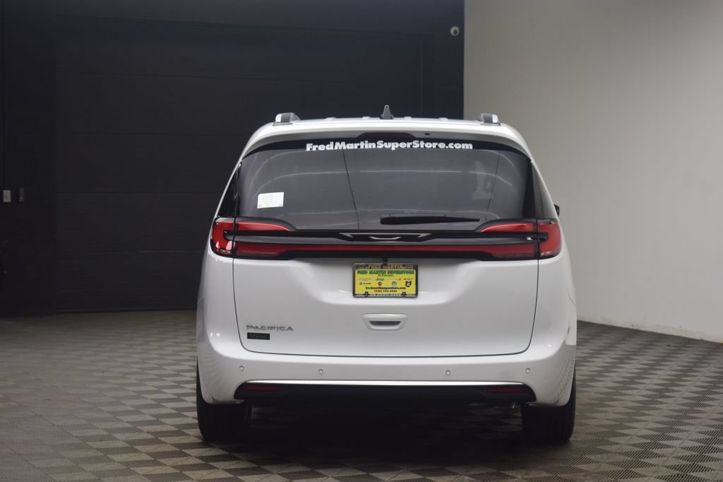 New 2027 Chrysler Pacifica Pinnacle FWD image 12
