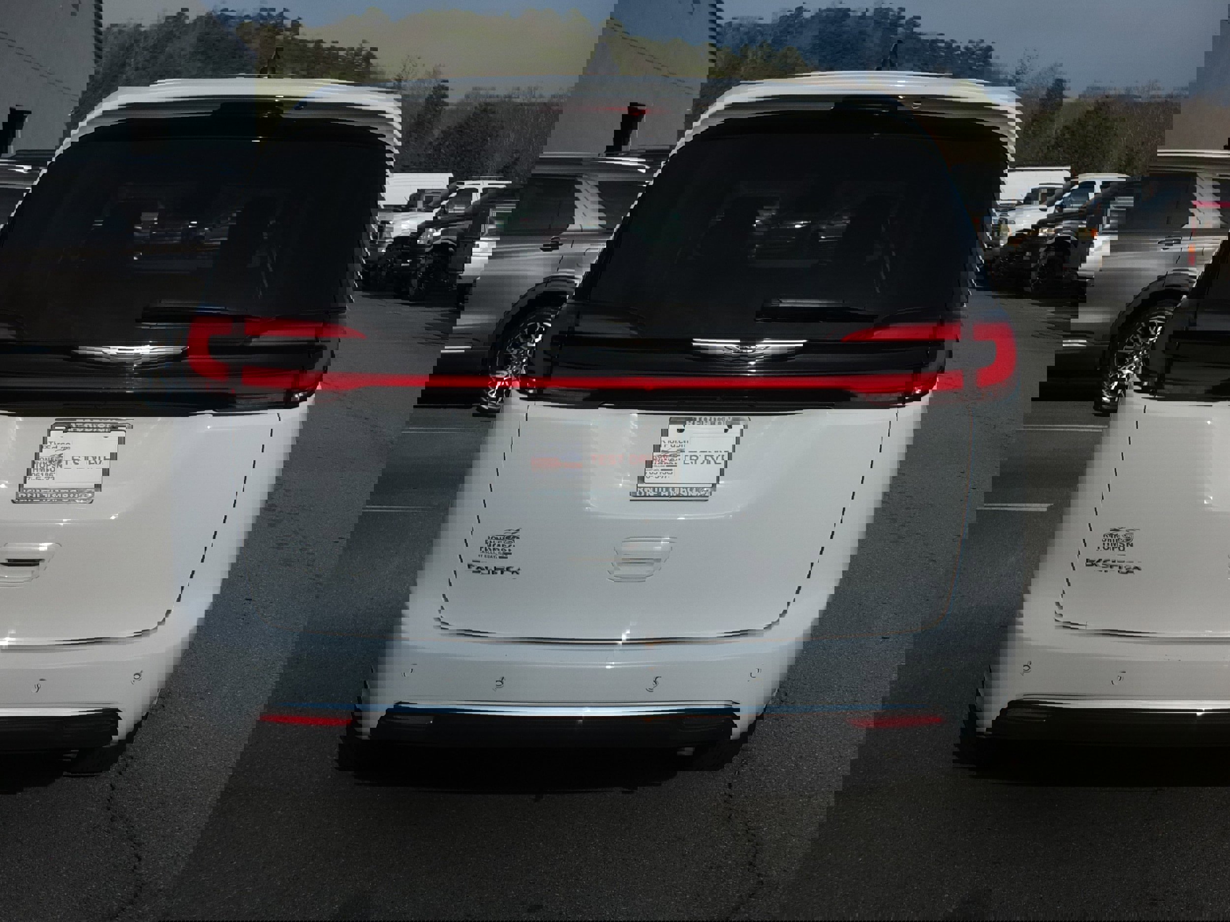 Used 2024 Chrysler Pacifica Touring-L image 4