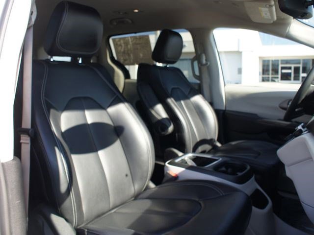 Used 2023 Chrysler Pacifica Touring-L image 21