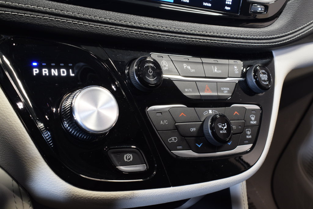 Used 2023 Chrysler Pacifica Limited AWD/4WD image 25
