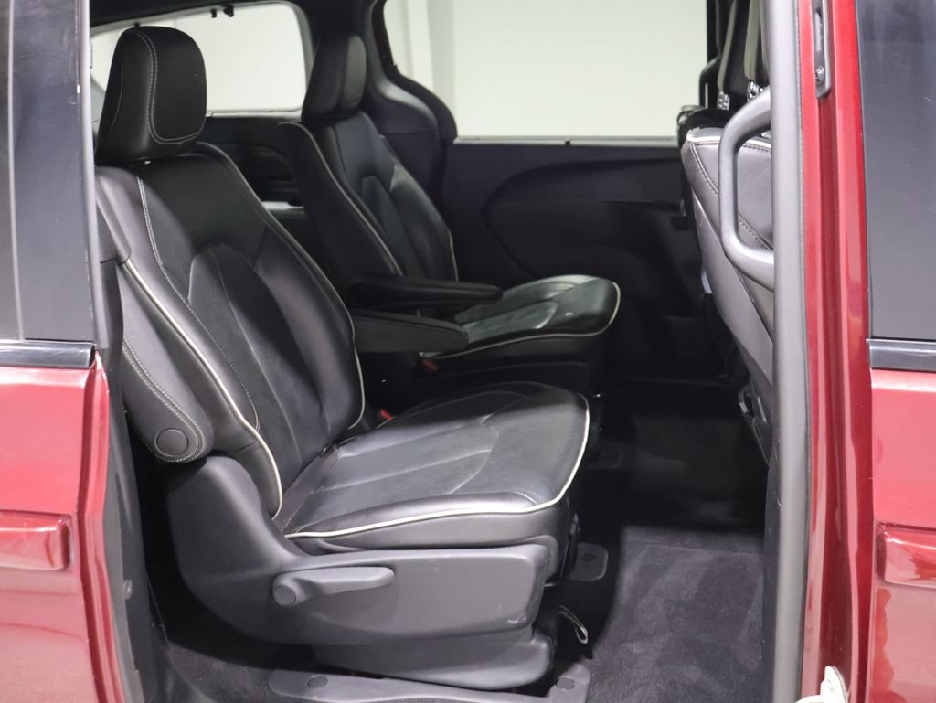 Used 2021 Chrysler Pacifica Limited w/ Uconnect Theater Family Group FWD image 19