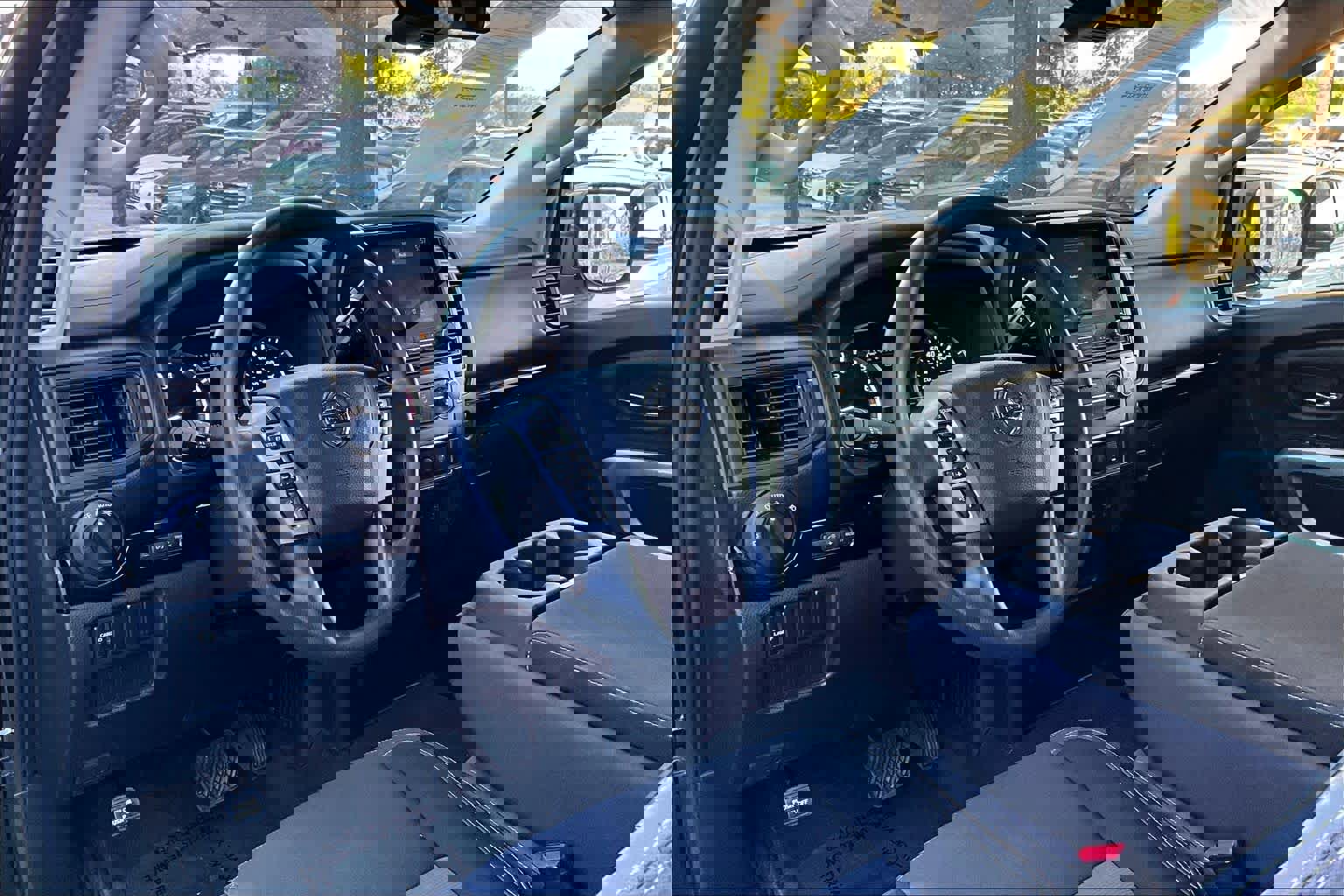 Used 2022 Nissan Titan SV image 16