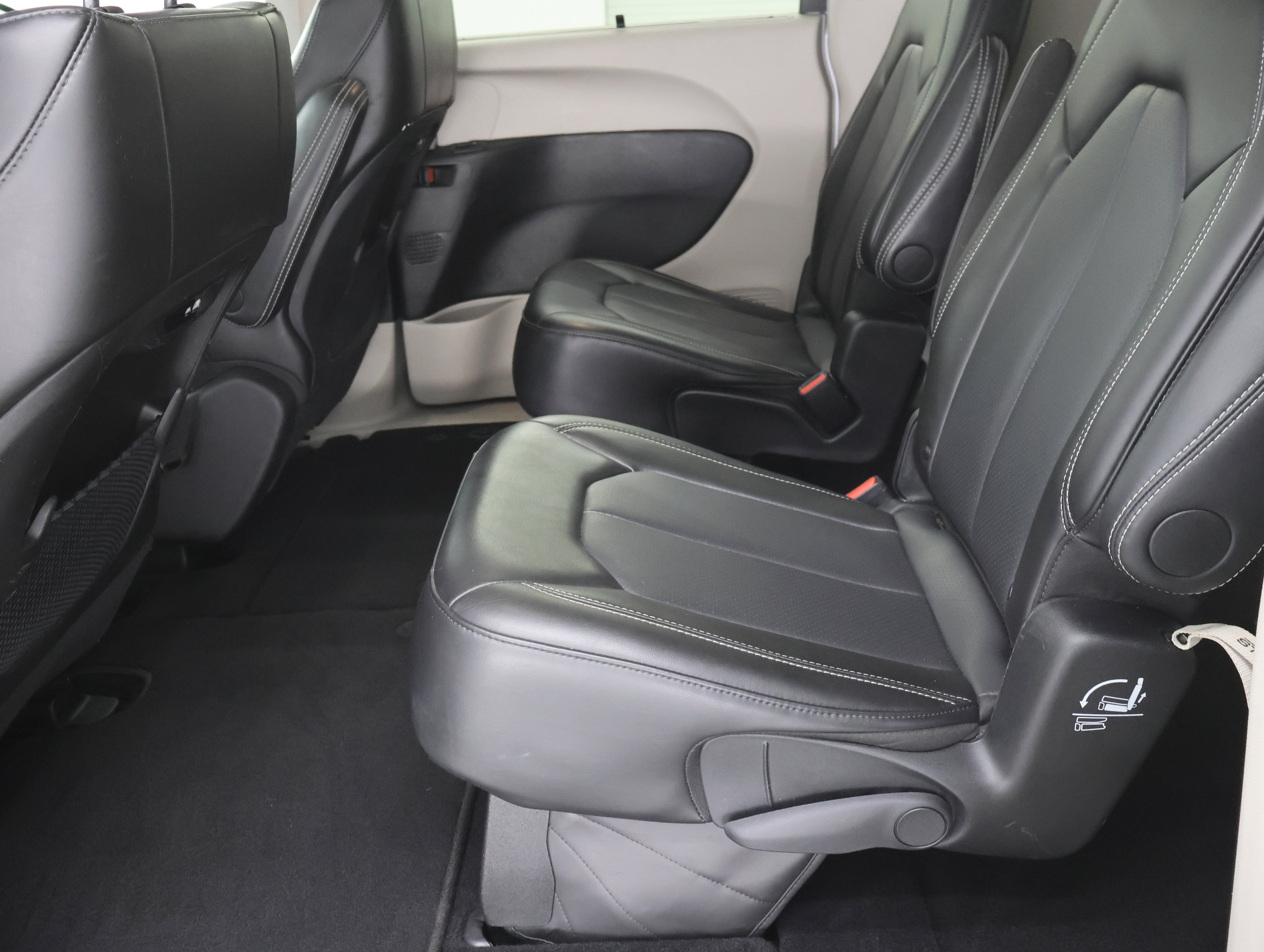 Used 2024 Chrysler Pacifica Touring-L FWD image 9