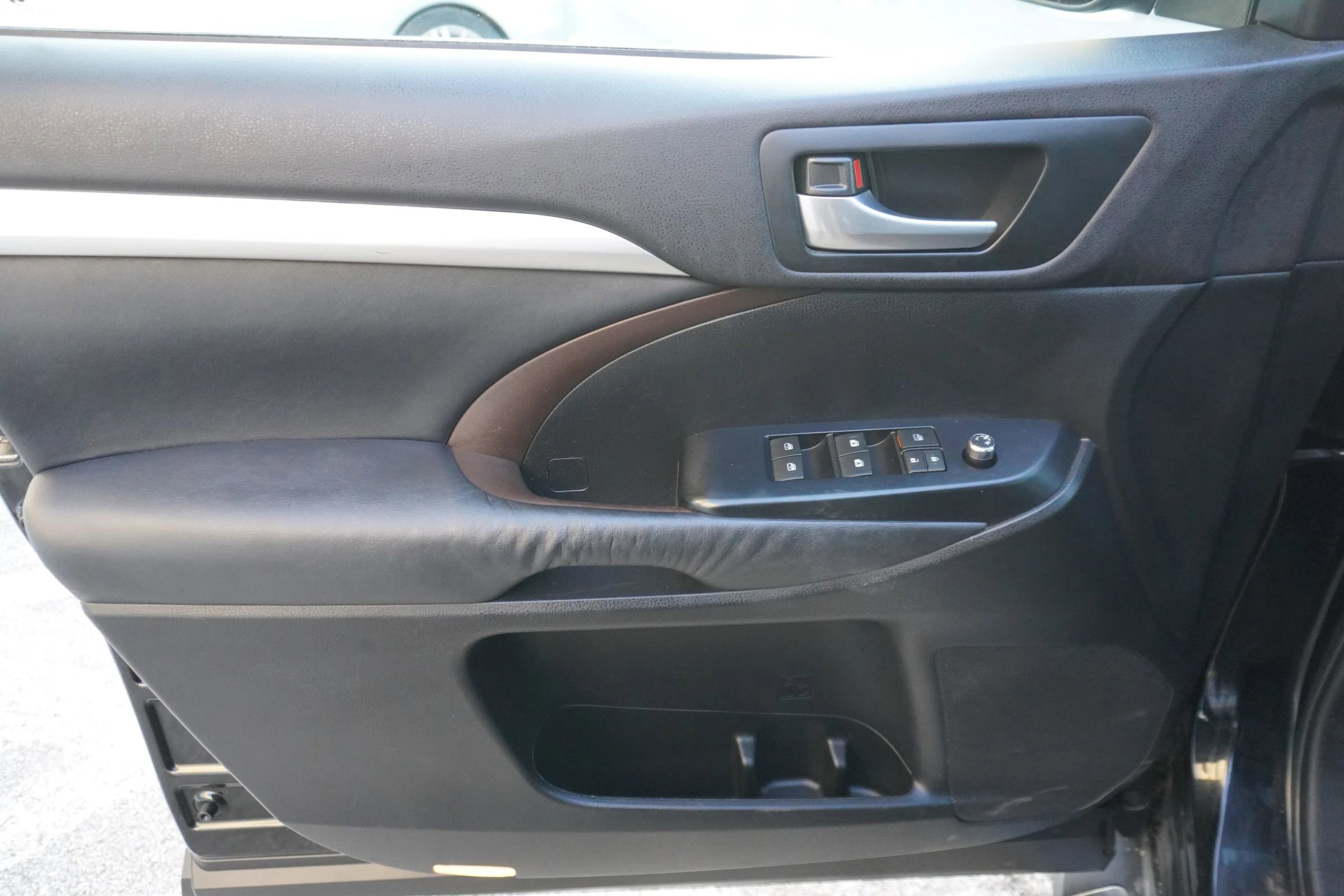 Used 2015 Toyota Highlander XLE image 28