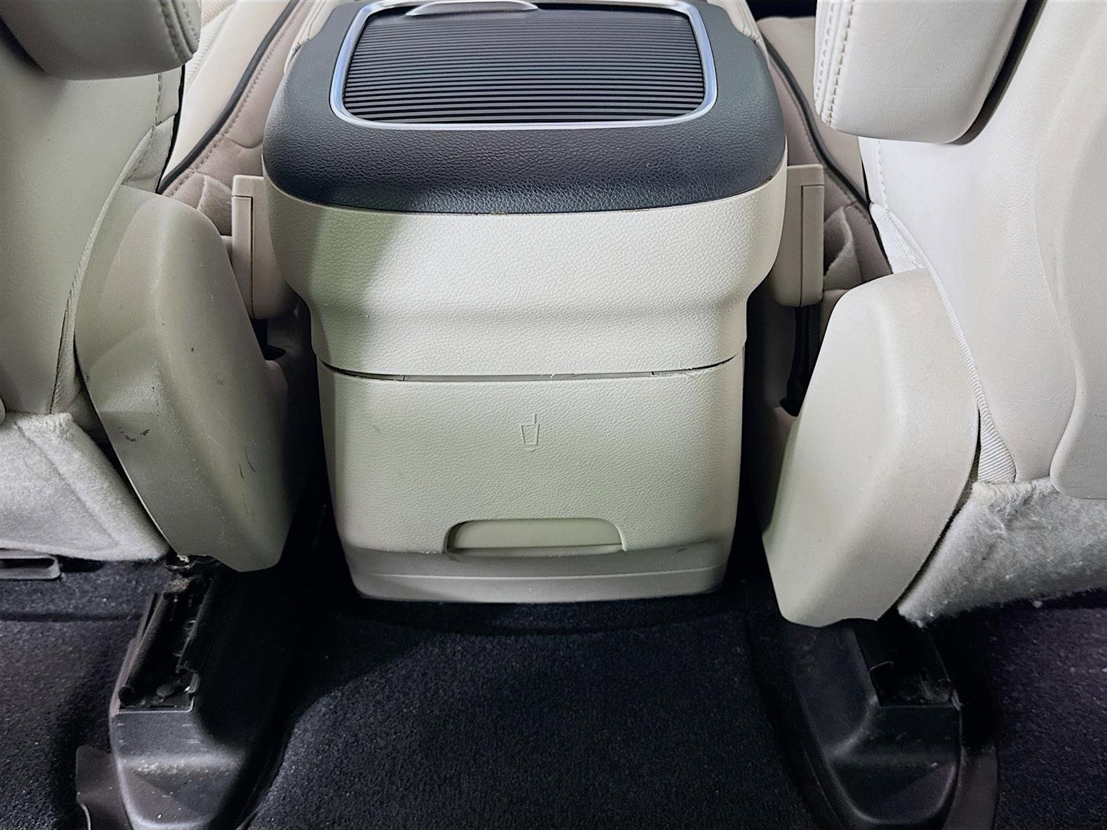 Used 2021 Chrysler Pacifica Limited w/ Uconnect Theater Family Group image 27