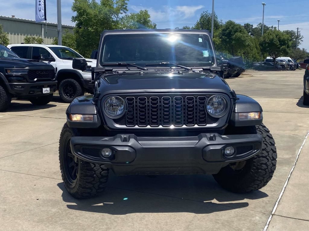 Used 2025 Jeep Gladiator Sport AWD/4WD image 2