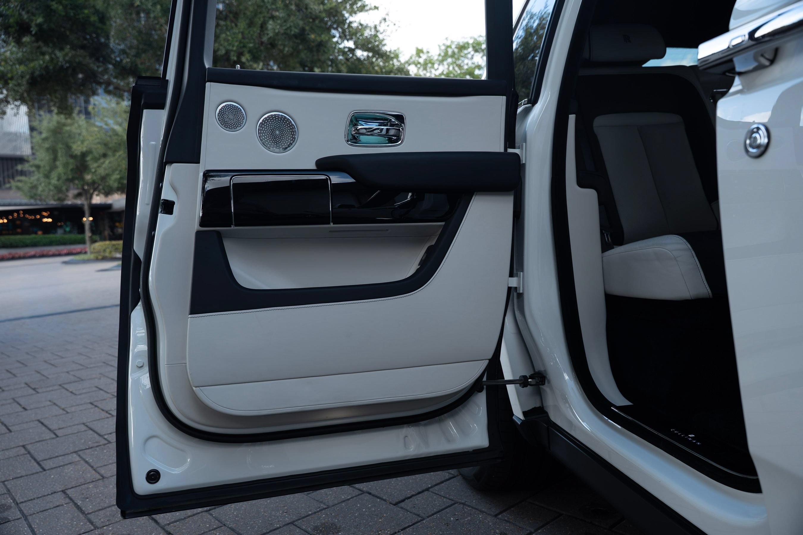 Used 2024 Rolls-Royce Cullinan AWD/4WD image 18