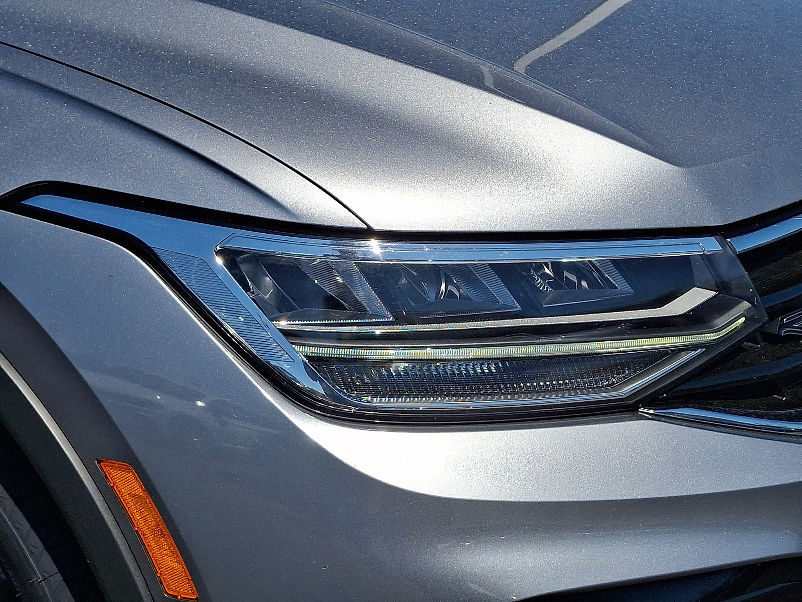 Certified 2022 Volkswagen Tiguan SE R-Line AWD/4WD image 9