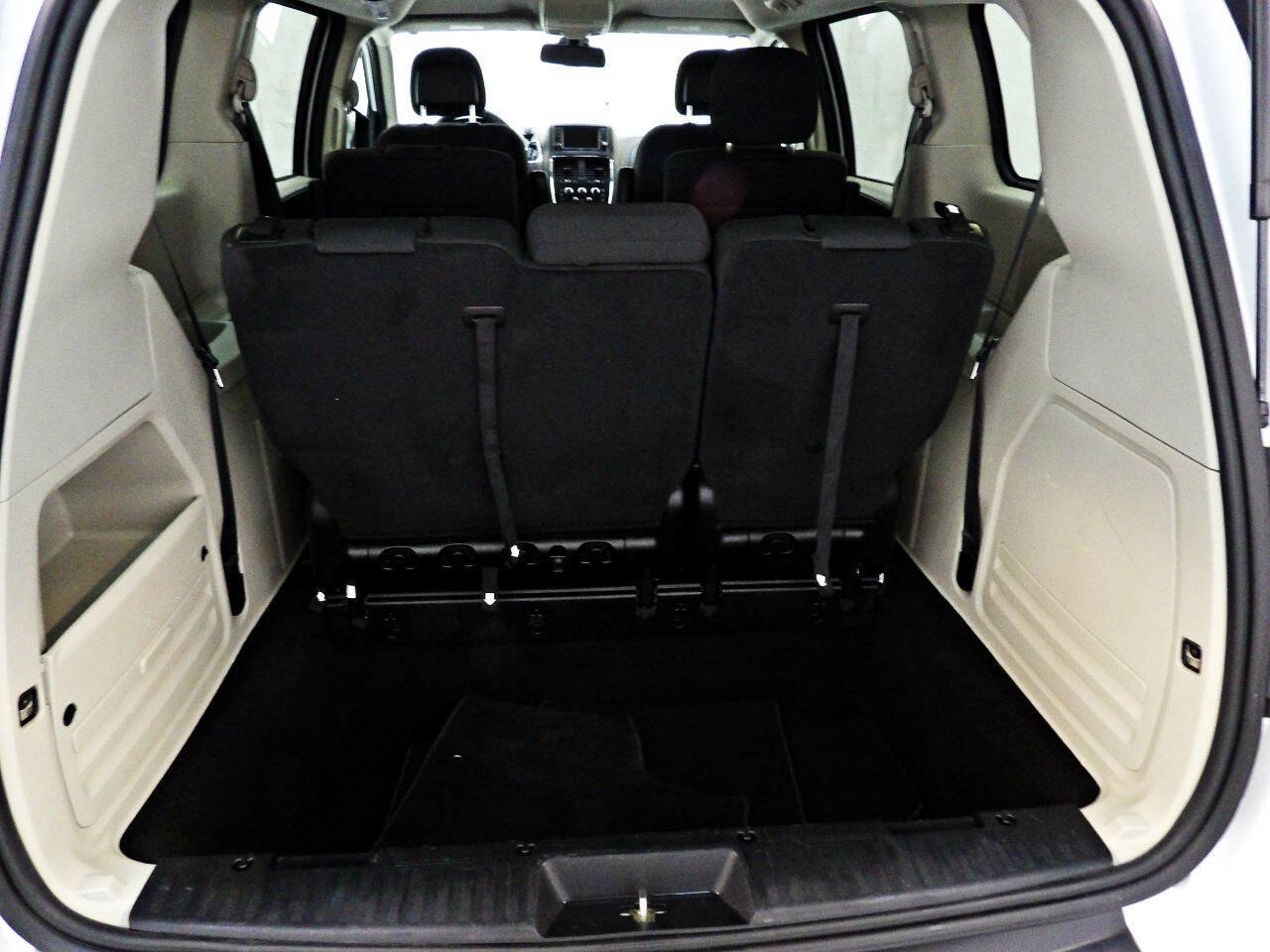 Used 2018 Dodge Grand Caravan SE w/ UConnect Hands-Free Group FWD image 12