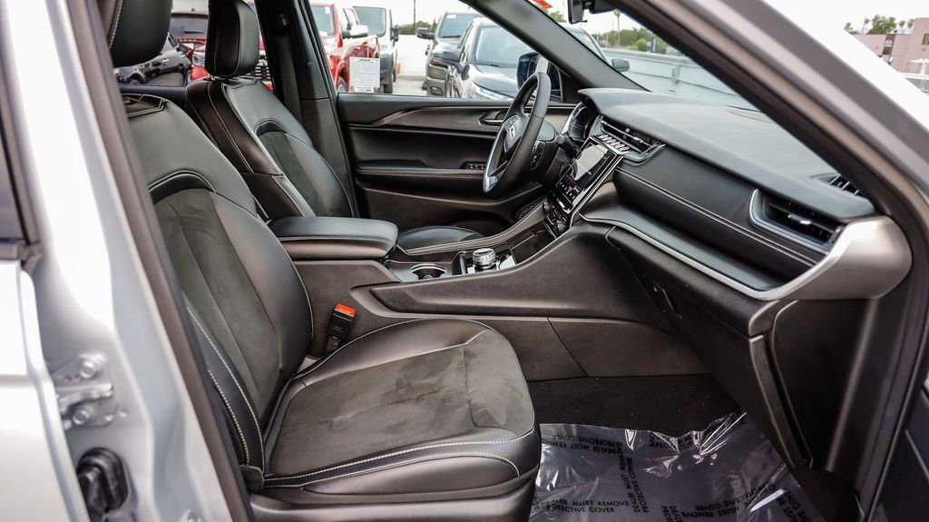 Used 2025 Jeep Grand Cherokee Altitude image 20