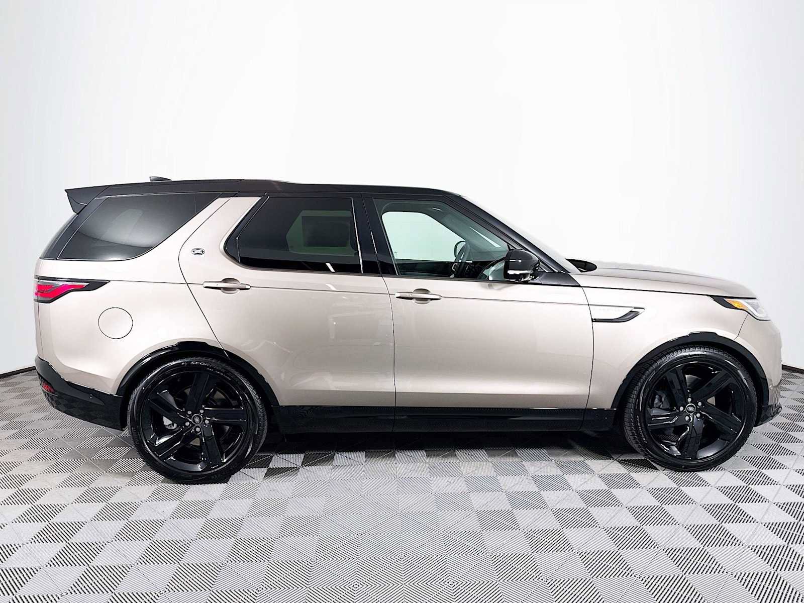 New 2025 Land Rover Discovery Dynamic SE image 4