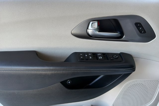 Used 2024 Chrysler Pacifica Limited FWD image 11