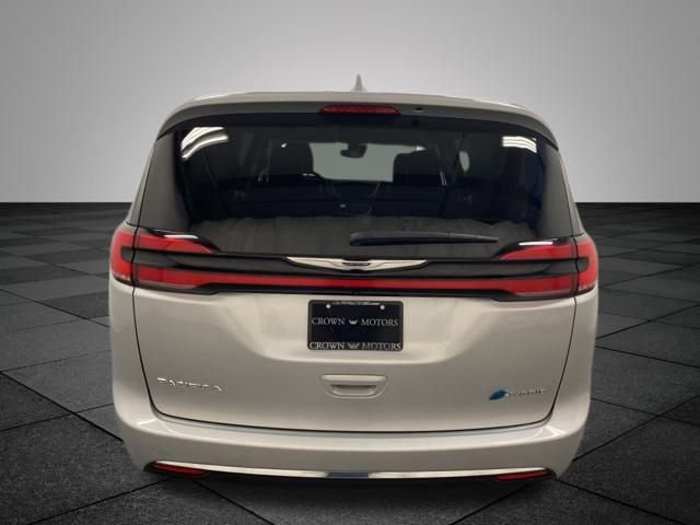 Used 2022 Chrysler Pacifica Touring-L image 5