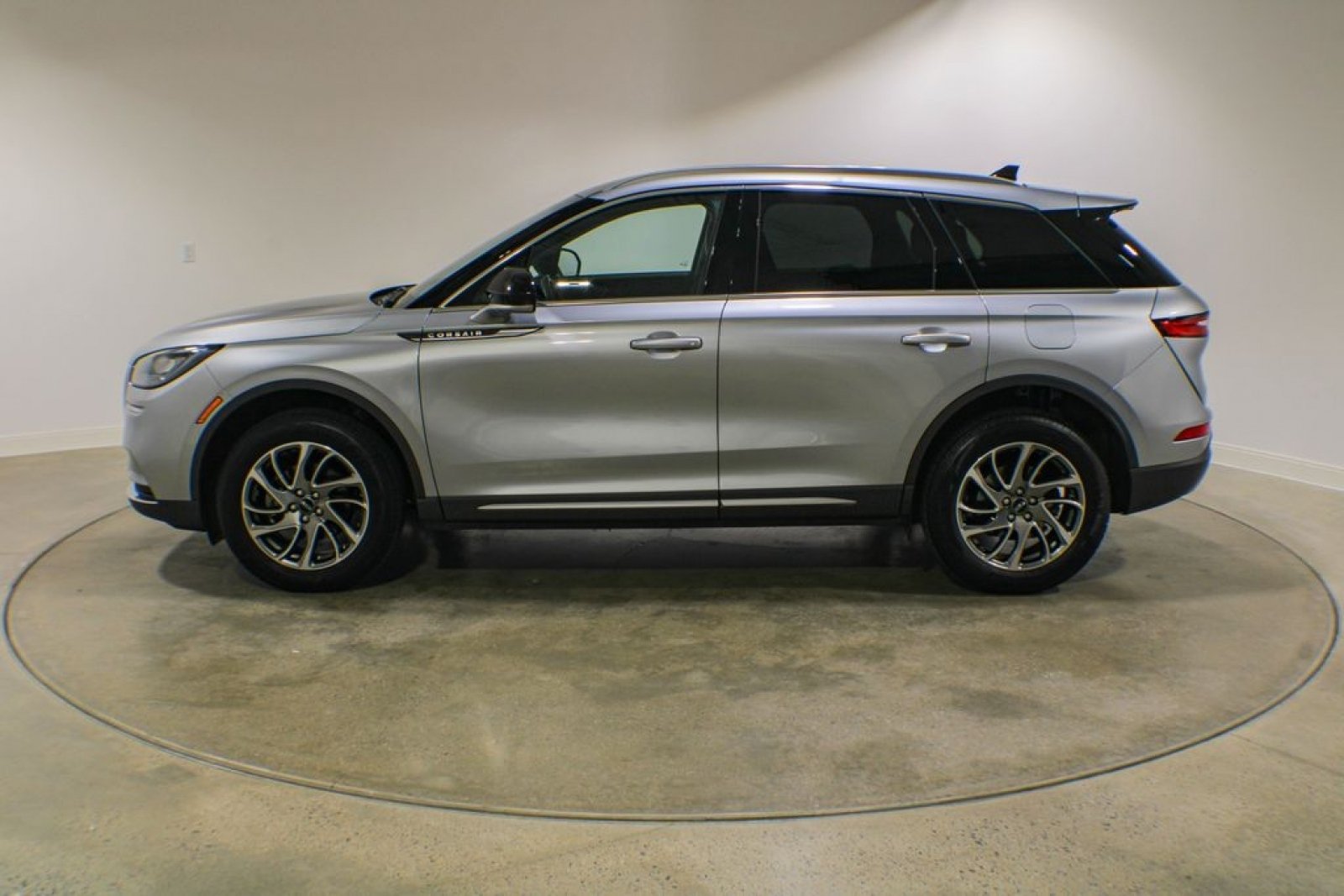 Used 2022 Lincoln Corsair AWD w/ Equipment Group 101A image 2