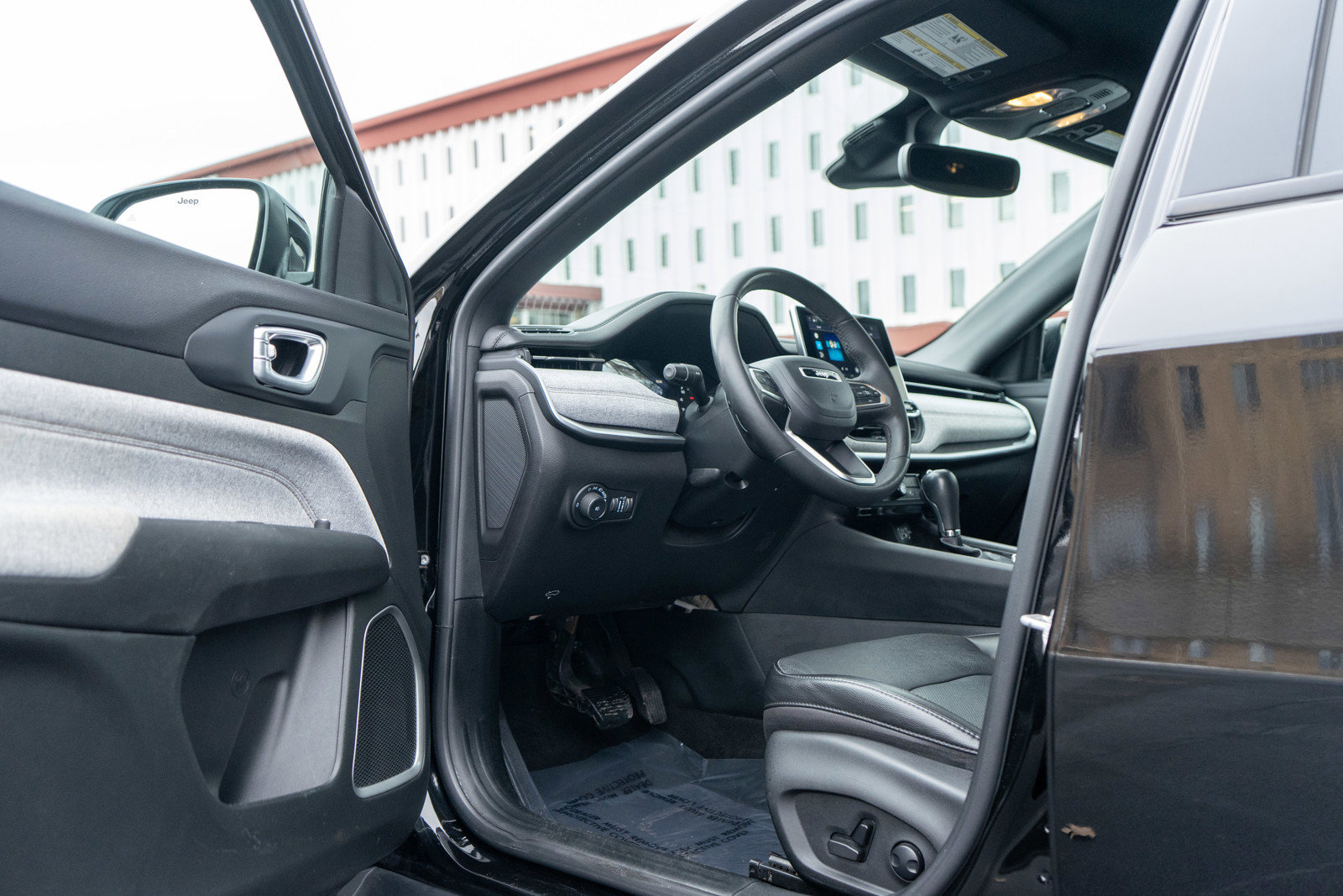 Used 2023 Jeep Compass Latitude image 13