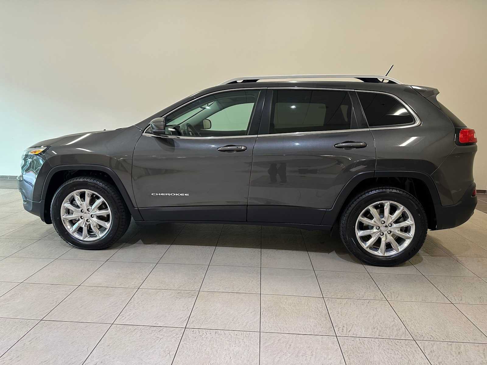 Used 2015 Jeep Cherokee Limited w/ Luxury Group AWD/4WD image 3