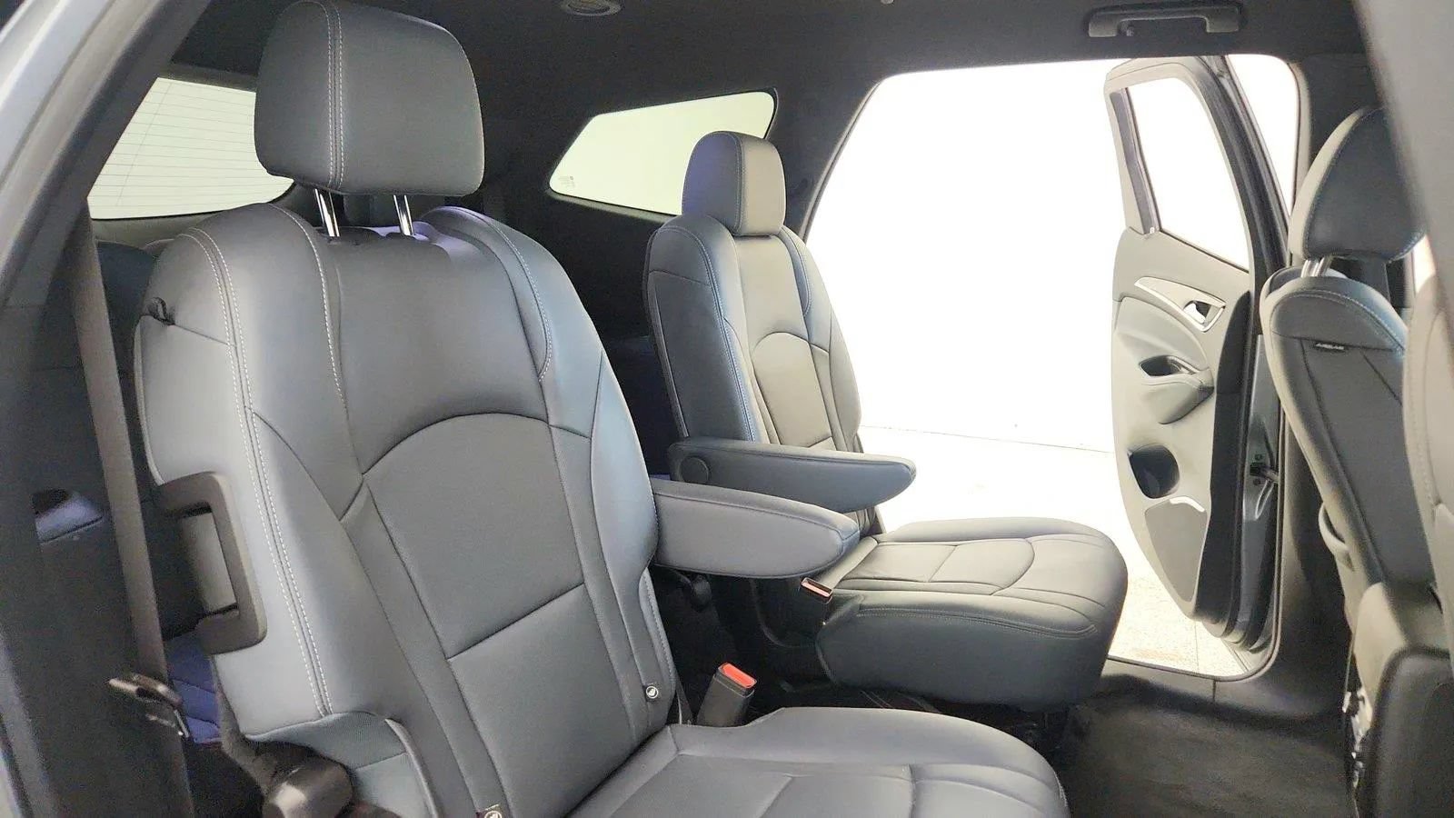 Used 2023 Buick Enclave Essence AWD/4WD image 31