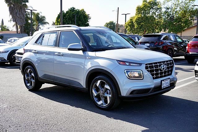 Used 2021 Hyundai Venue SEL FWD image 6