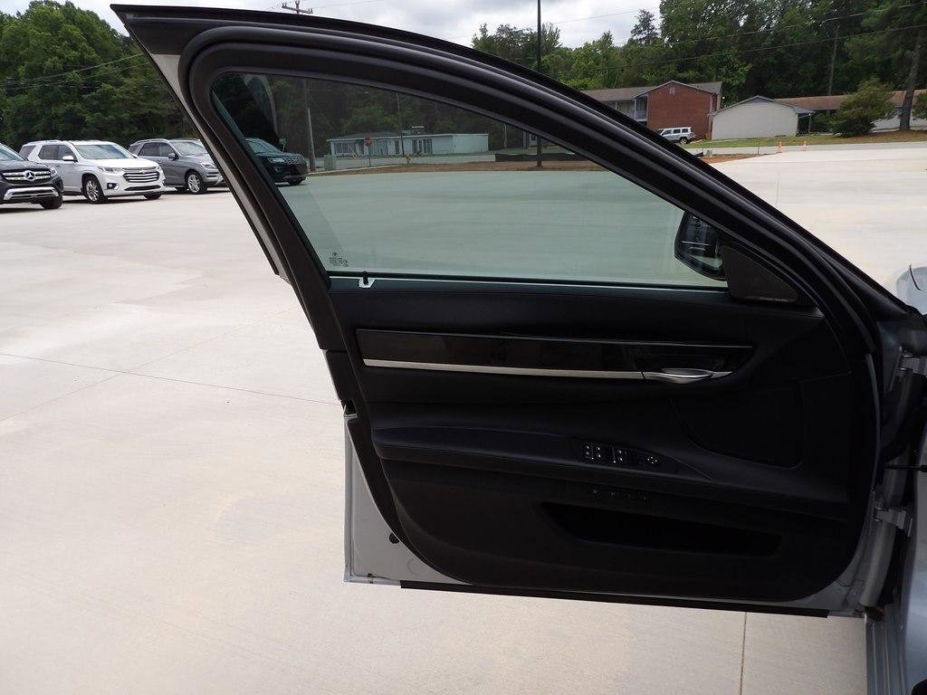 Used 2015 BMW 750Li RWD image 9