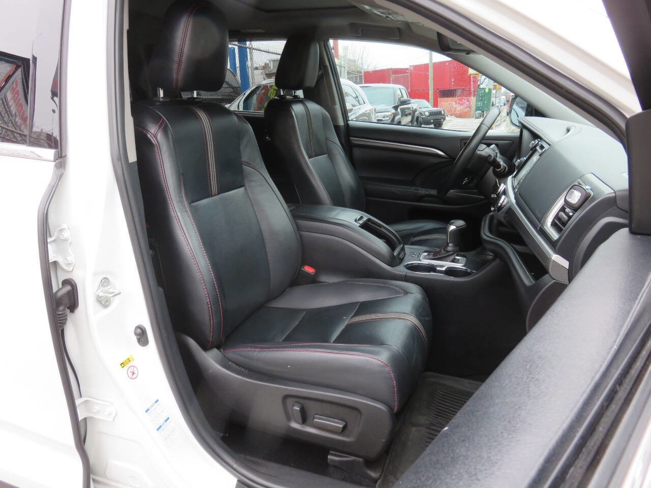 Used 2019 Toyota Highlander SE image 11