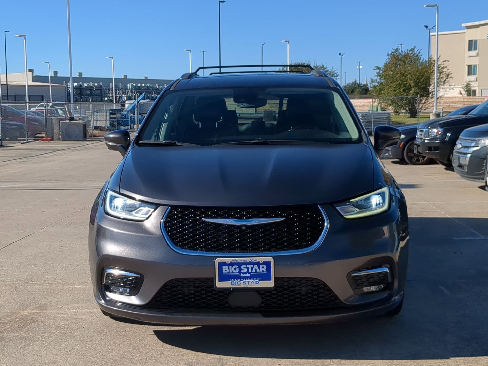 Used 2021 Chrysler Pacifica Touring-L image 9