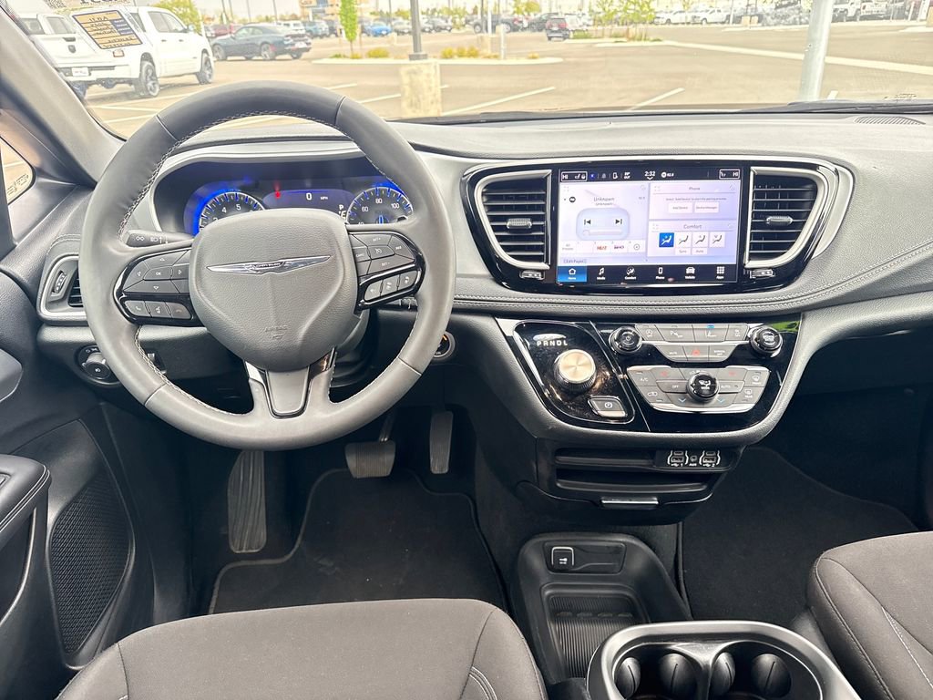 Used 2024 Chrysler Pacifica Touring image 10