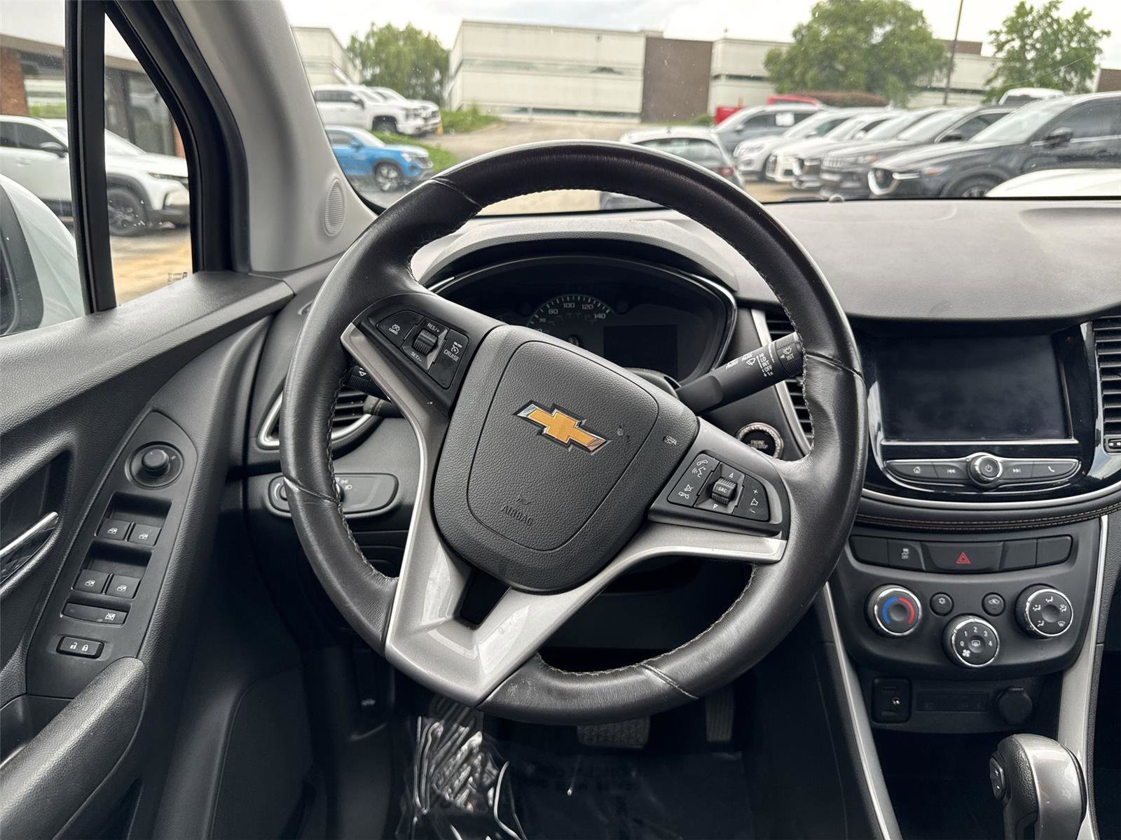 Used 2020 Chevrolet Trax LT w/ LT Convenience Package FWD image 14