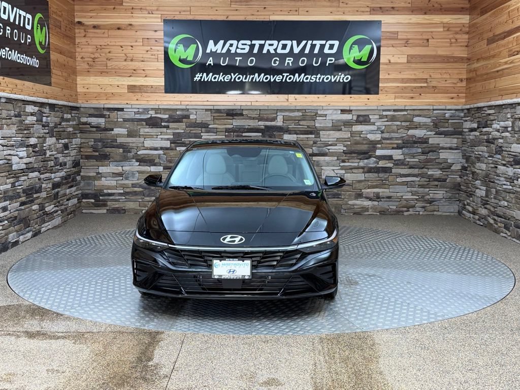 Used 2025 Hyundai Elantra Limited FWD image 3