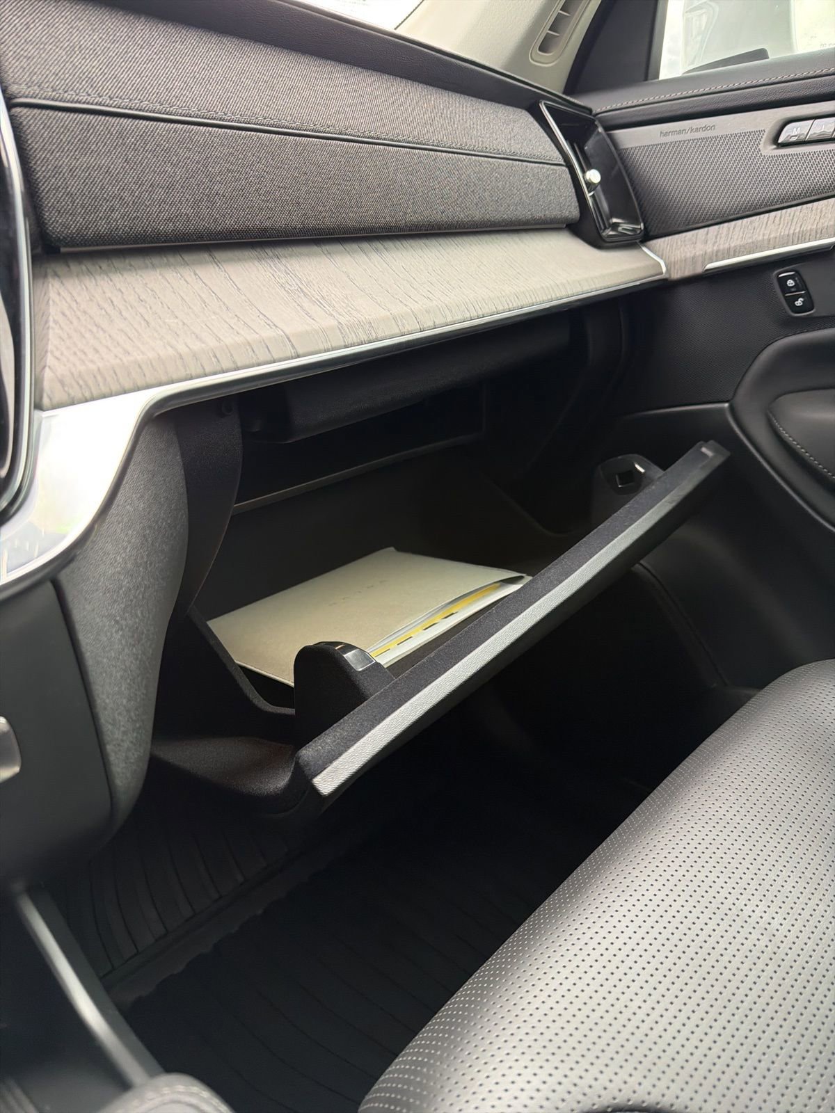 Used 2025 Volvo XC90 T8 Ultra w/ Protection Package Premier image 40