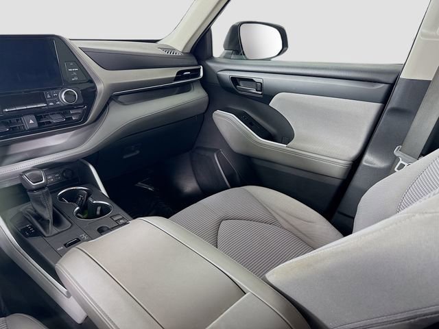 Used 2023 Toyota Highlander LE FWD image 21