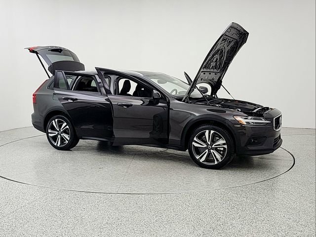 Used 2025 Volvo V60 B5 Cross Country Plus AWD/4WD image 10