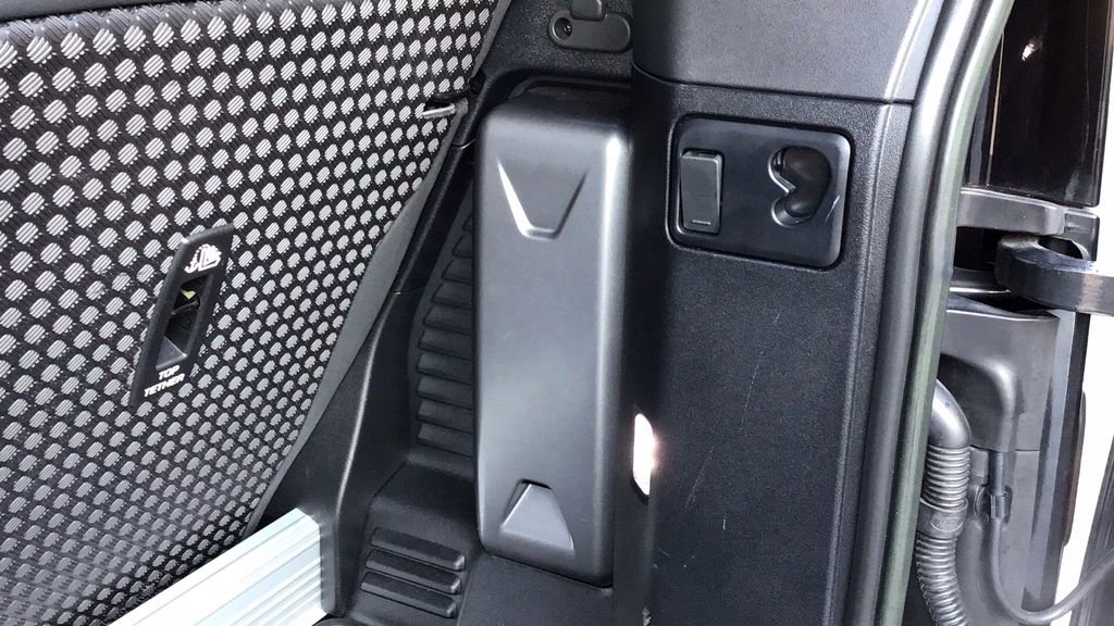 Used 2023 Land Rover Defender 90 SE image 13