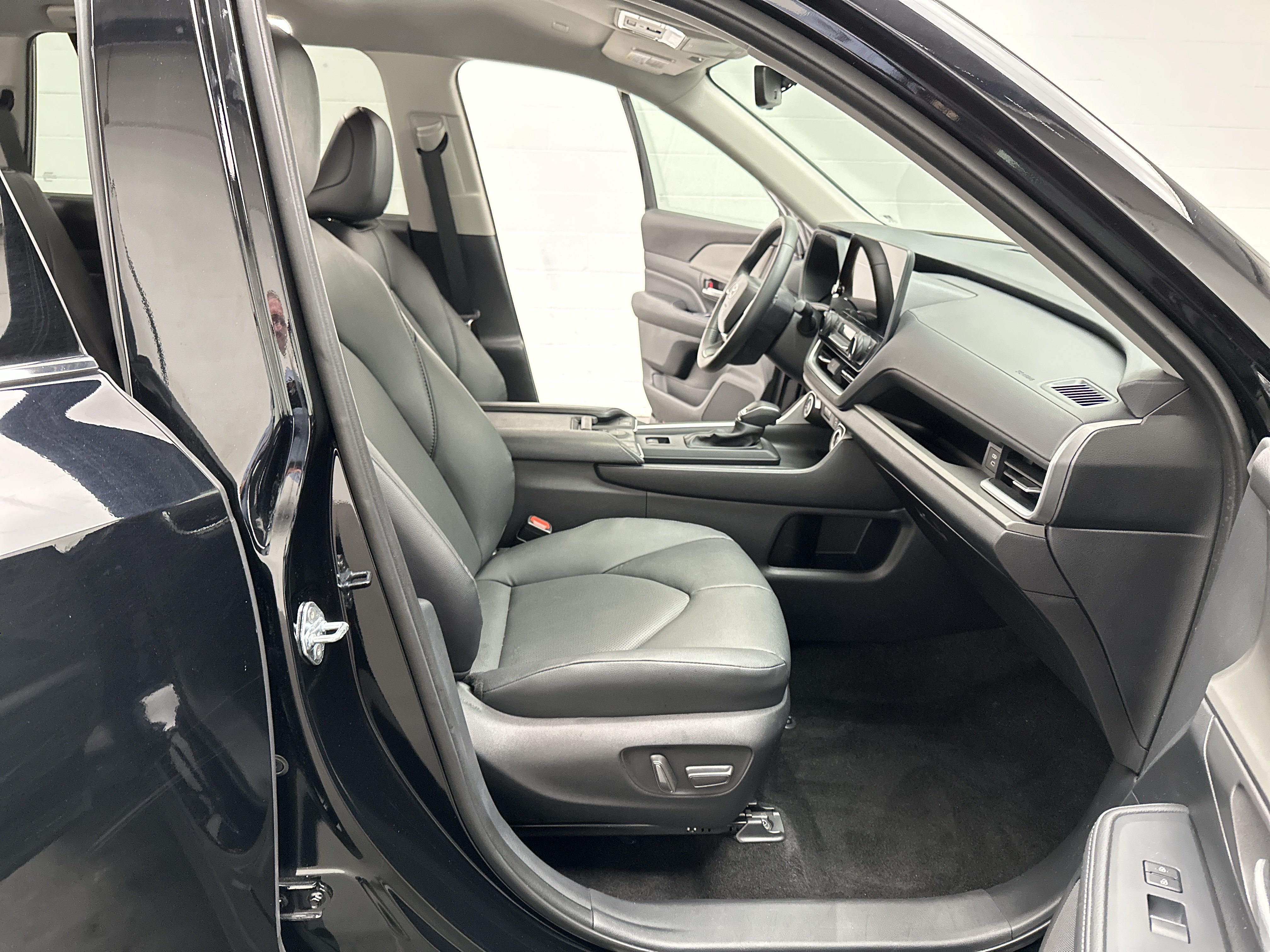 Used 2025 Toyota Grand Highlander AWD image 25