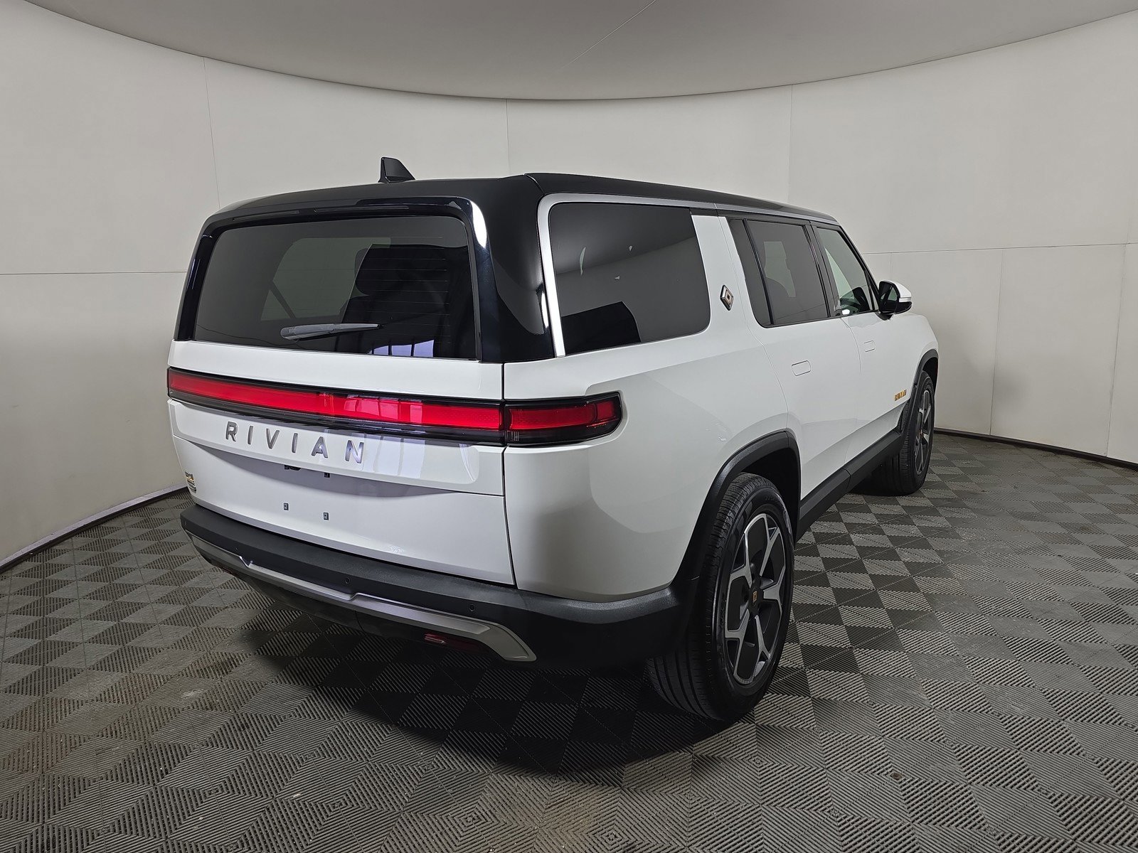 Used 2024 Rivian R1S Adventure AWD/4WD image 5