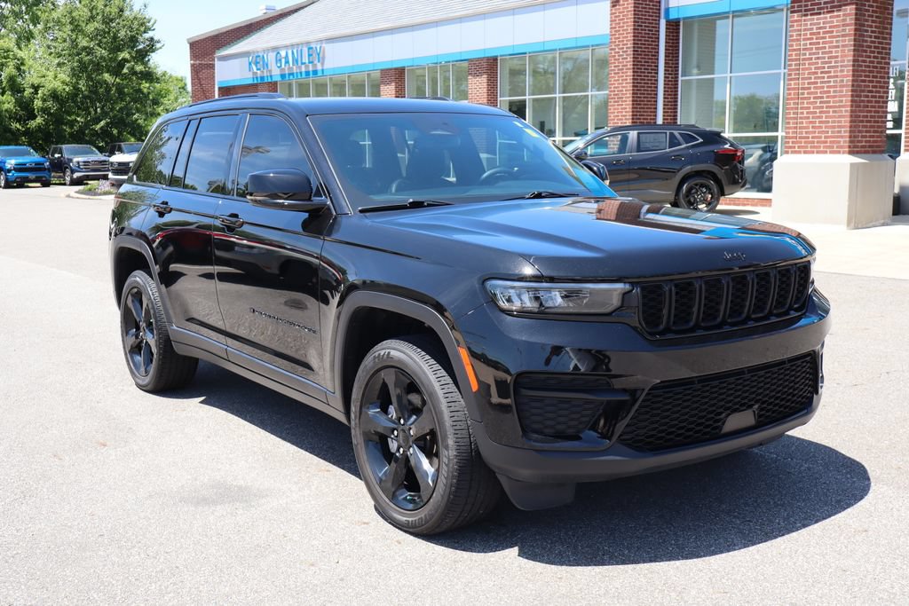 Used 2024 Jeep Grand Cherokee Altitude AWD/4WD image 4