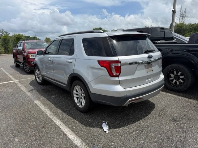 Used 2017 Ford Explorer XLT w/ Equipment Group 201A FWD image 4