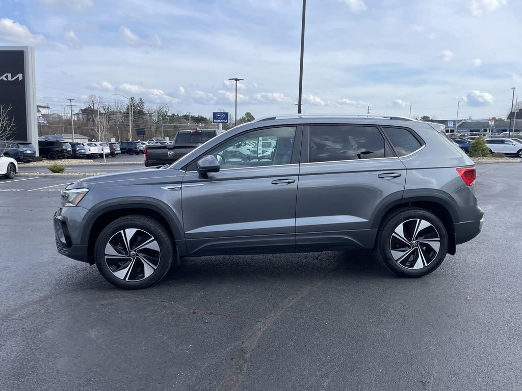 Certified 2024 Volkswagen Taos SE image 3