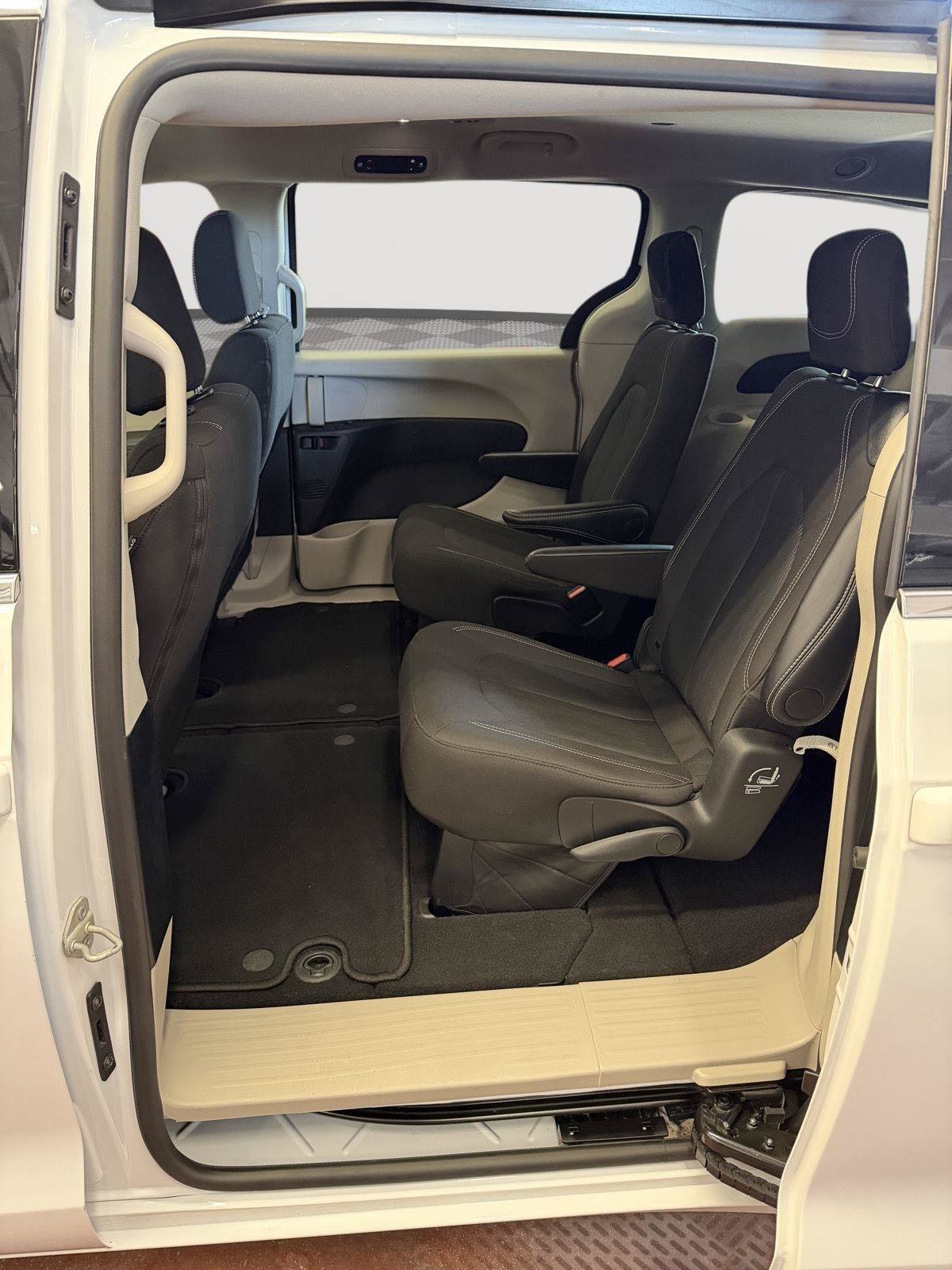 Used 2024 Chrysler Voyager LX FWD image 11