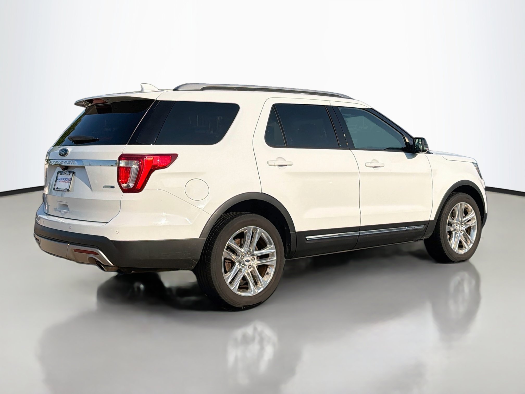Used 2016 Ford Explorer XLT w/ Equipment Group 202A AWD/4WD image 2