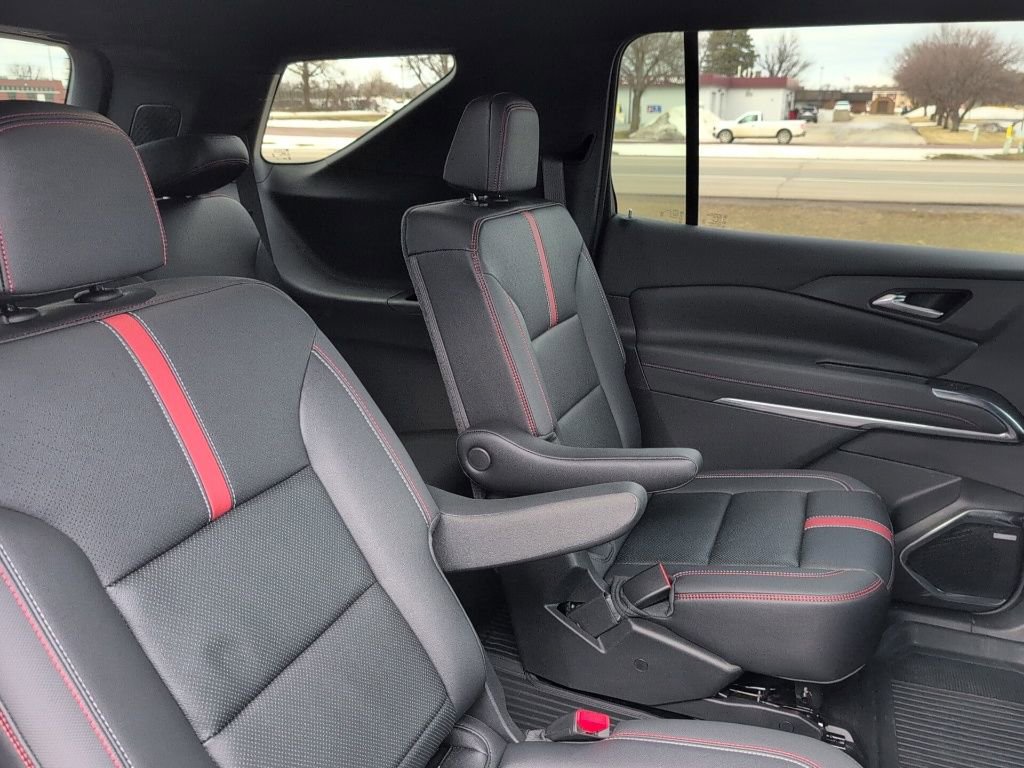 Used 2025 Chevrolet Traverse RS image 32