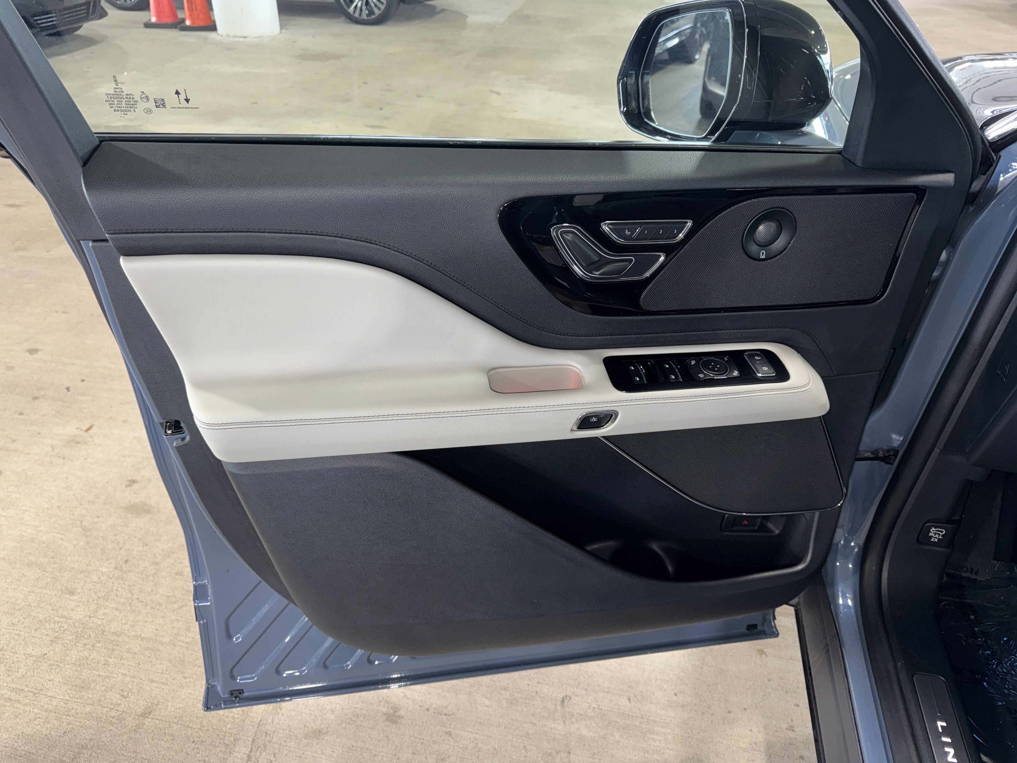 Used 2025 Lincoln Aviator Reserve w/ Jet Appearance Package RWD image 18