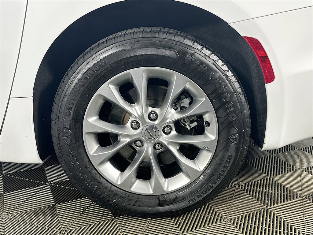 Used 2024 Chrysler Pacifica Touring-L image 33