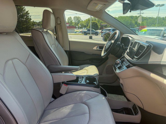 Used 2018 Chrysler Pacifica Limited w/ Advanced Safetytec Group FWD image 19