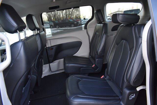 Used 2024 Chrysler Pacifica Touring-L FWD image 22