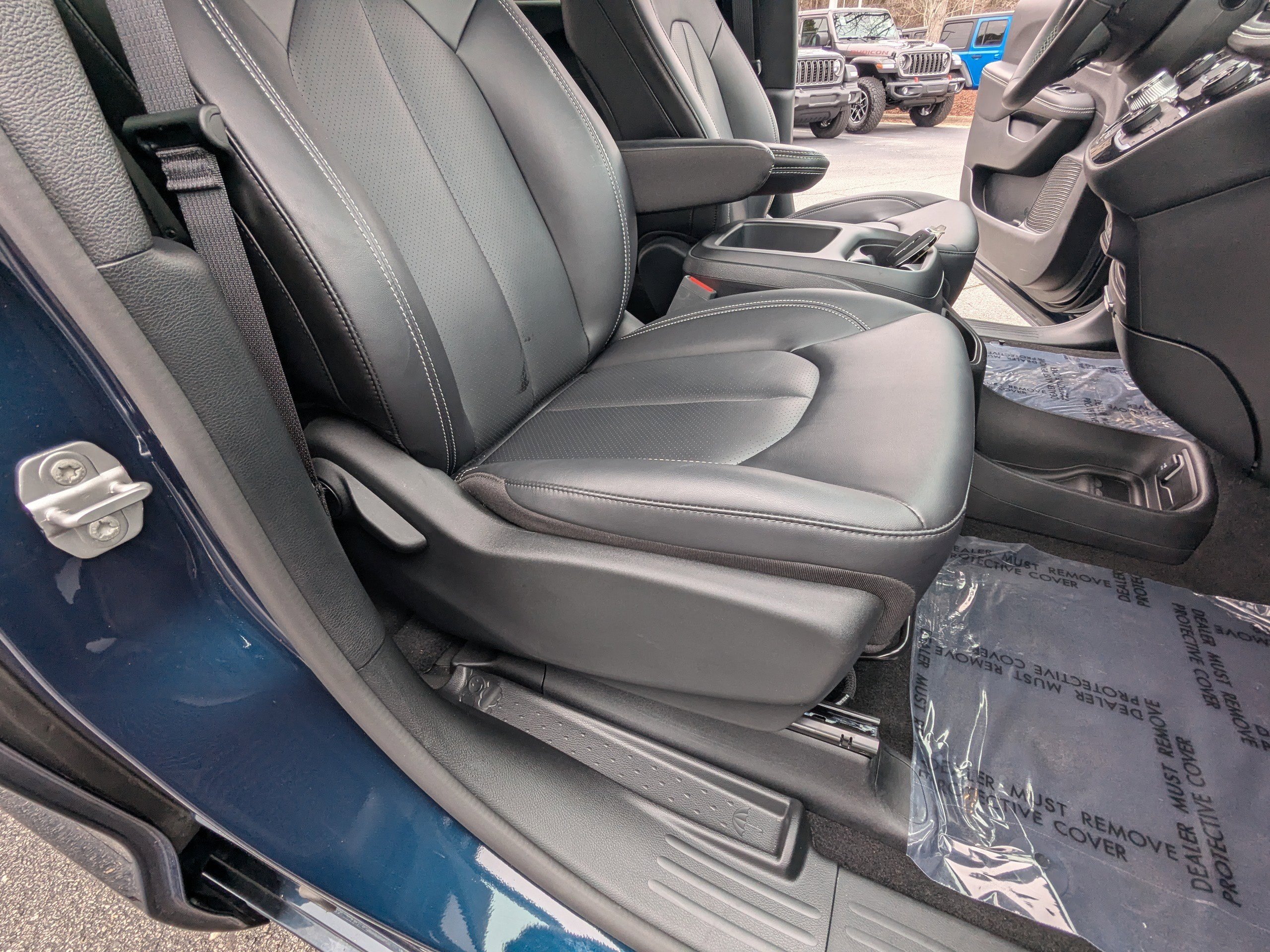 Used 2025 Chrysler Pacifica Select image 14
