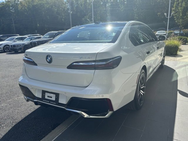New 2026 BMW 750e xDrive image 2