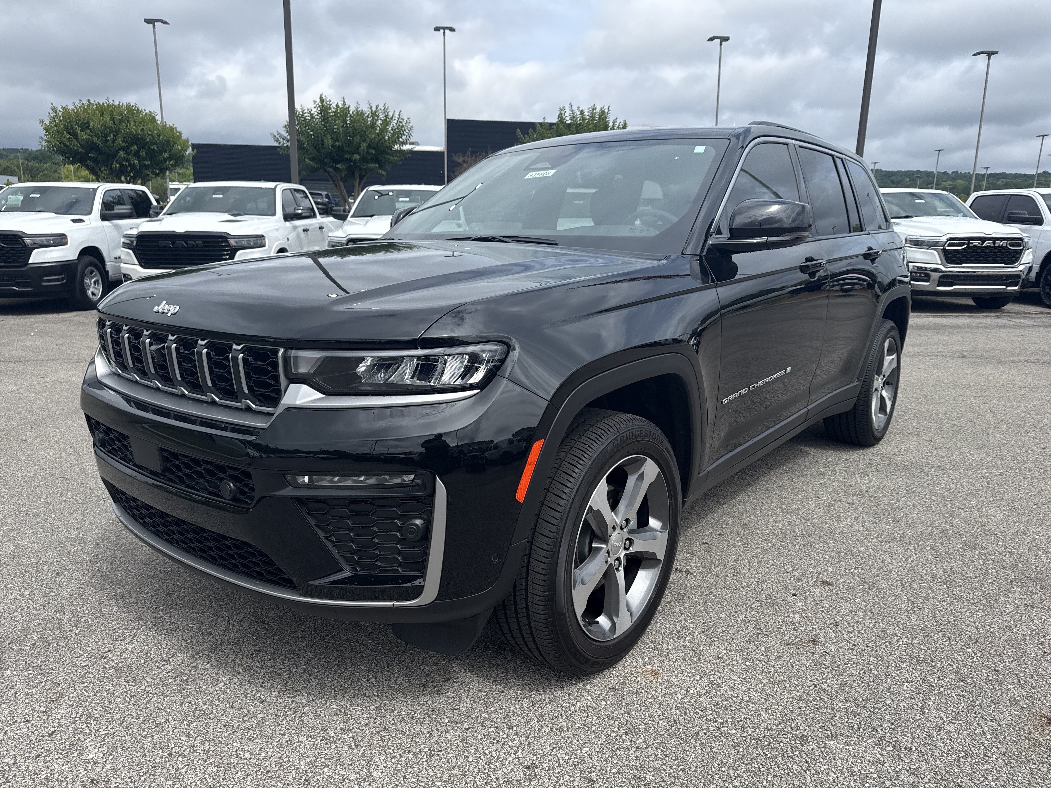 New 2026 Jeep Grand Cherokee Limited w/ Luxury Tech Group II RWD image 3