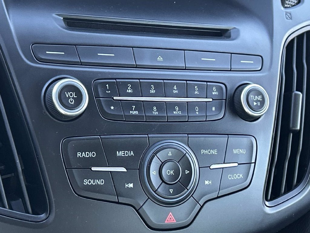 Used 2015 Ford Focus SE w/ SE Sport Package FWD image 33