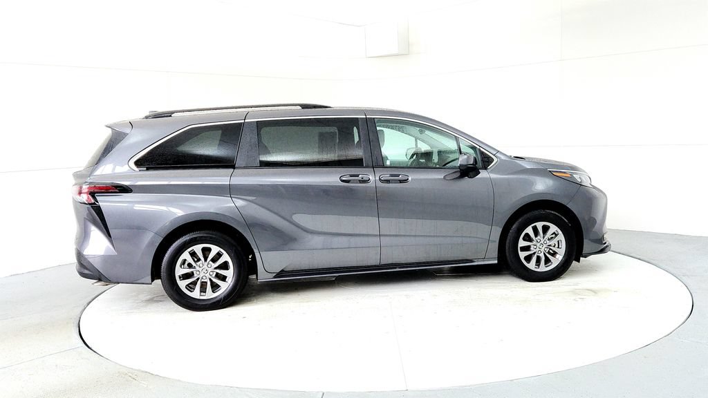Used 2025 Toyota Sienna LE AWD/4WD image 6